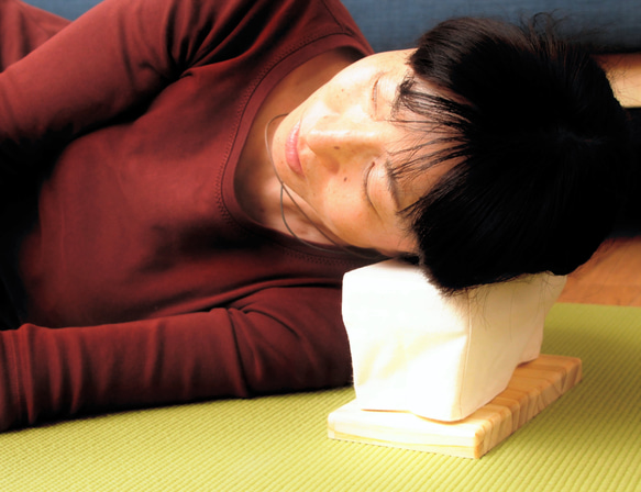 【首にやさしいごろ寝まくら】ウッドナチュラル　眼鏡をかけたまま使えます 1枚目の画像