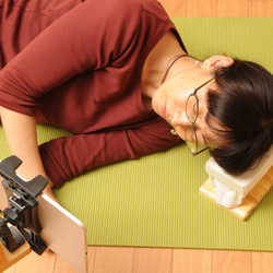 【首にやさしいごろ寝まくら】ウッドナチュラル　眼鏡をかけたまま使えます 4枚目の画像