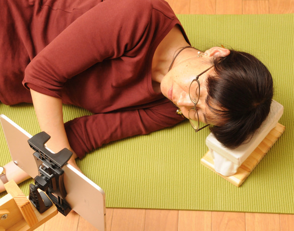 【首にやさしいごろ寝まくら】ウッドナチュラル　眼鏡をかけたまま使えます 4枚目の画像