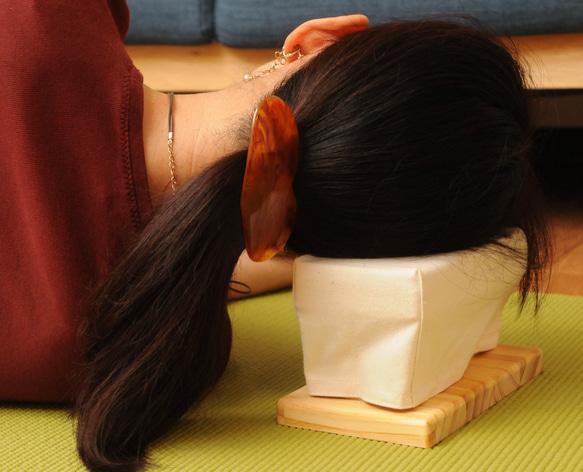 【首にやさしいごろ寝まくら】ウッドナチュラル　眼鏡をかけたまま使えます 2枚目の画像