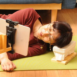 【首にやさしいごろ寝まくら】ウッドナチュラル　眼鏡をかけたまま使えます 3枚目の画像