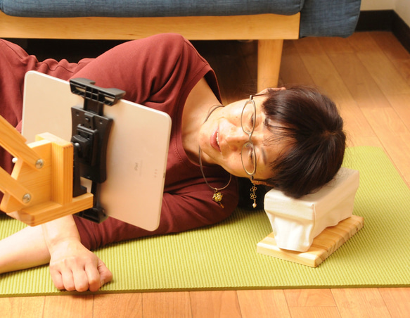【首にやさしいごろ寝まくら】ウッドナチュラル　眼鏡をかけたまま使えます 3枚目の画像