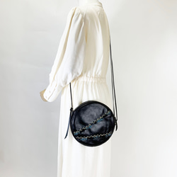 本革の丸型ショルダー　Black 4枚目の画像