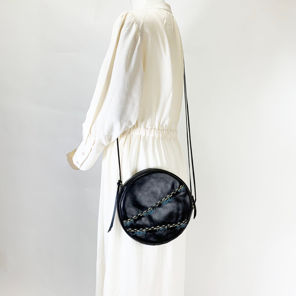 本革の丸型ショルダー　Black 4枚目の画像