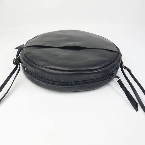 本革の丸型ショルダー　Black 7枚目の画像