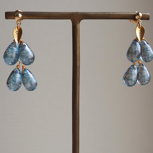 初夏 雨 レニーブルー 青 チェコガラスビーズ しずくピアス/イヤリング