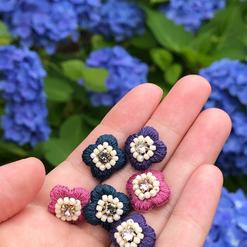 ちいさな紫陽花の贈りもの。刺繍とビジューの小粒イヤリング/ピアス 