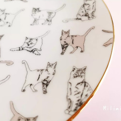 やんちゃ猫のにぎやか20.4cmプレート（ケーキ皿、取皿、丸皿）ねこ　くすみピンク 2枚目の画像