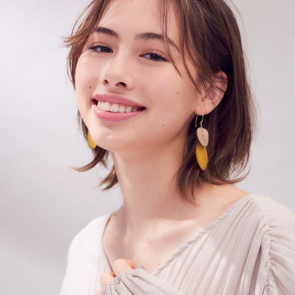 14kgf Light Blue x Beige Tagua Nuts slices earrings タグア 3枚目の画像