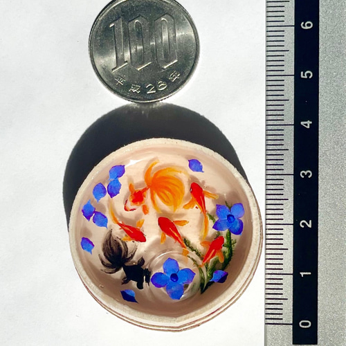 木桶で泳ぐ金魚 紫陽花（琉金 紅白1匹、出目金 1匹、和金4匹