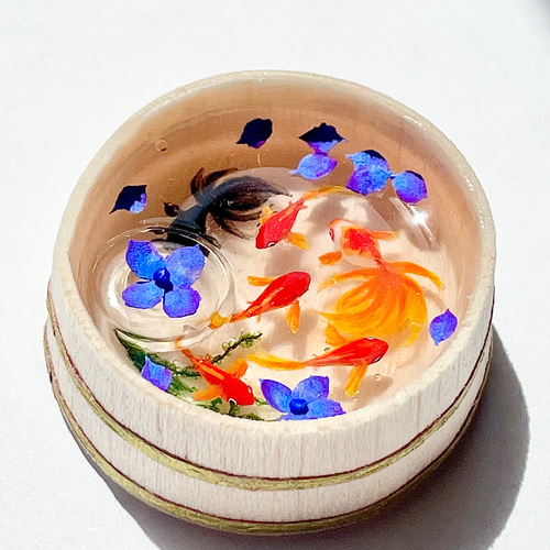 【専用ページ】木桶で泳ぐ金魚　大　（琉金紅白1匹、出目金 1匹、和金4匹）　置物 木桶で泳ぐ金魚 ソメイヨシノ（琉金 紅白1匹、出目金 1匹、和金4