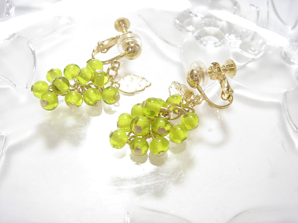 【確認用】シャインマスカットのノンホールピアス ぶどう シャインマスカットのイヤリング・ピアス ヴィンテージガラス