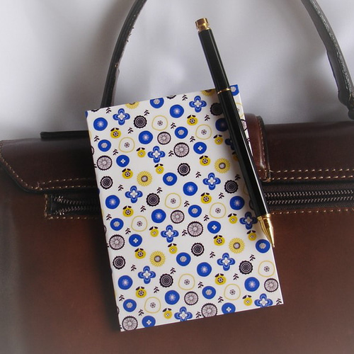 おしゃれなブック型メモ帳B7版（北欧の青い花柄） メモ帳 ゆいの部屋