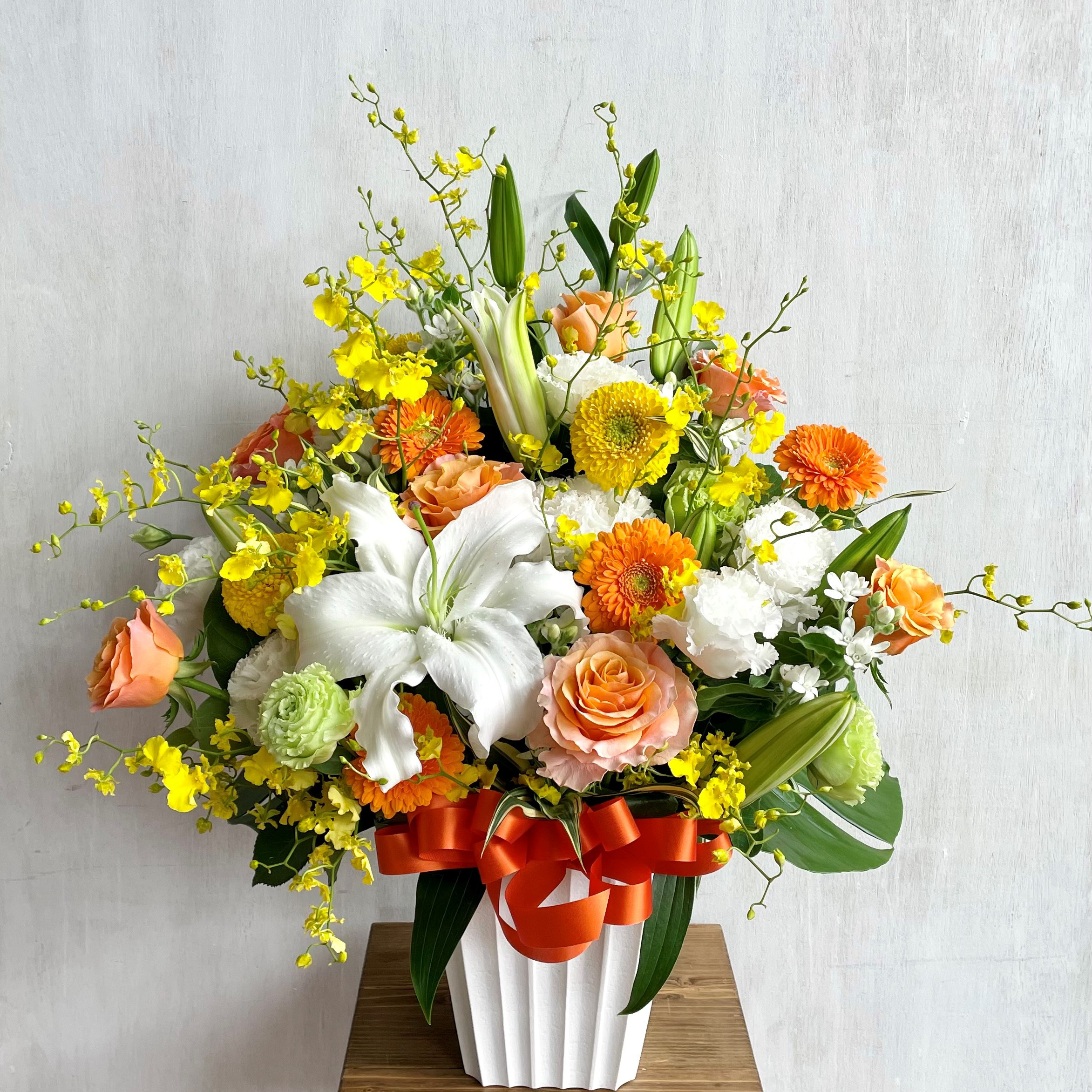 【生花】華やかお祝いアレンジメント　ユリのビタミンカラー