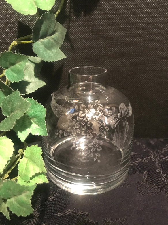 小花とリボンの花器〜手彫りガラス〜 6枚目の画像