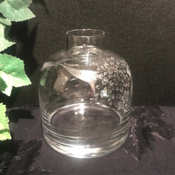 小花とリボンの花器〜手彫りガラス〜 2枚目の画像