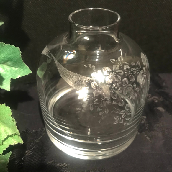 小花とリボンの花器〜手彫りガラス〜 9枚目の画像