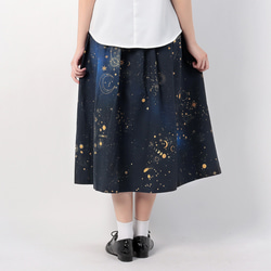 星空を眺めに 銀河の彼方まで広がる、天体総柄（ゴールド） ギャザースカート 9枚目の画像
