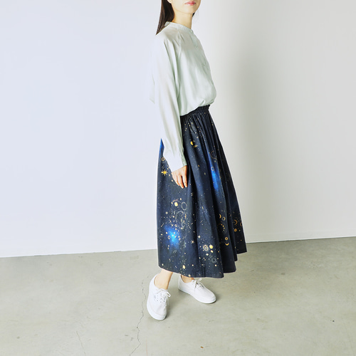 星空を眺めに 銀河の彼方まで広がる、天体総柄（ゴールド