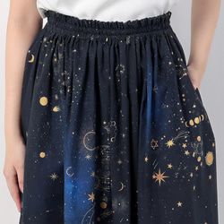 星空を眺めに 銀河の彼方まで広がる、天体総柄（ゴールド） ギャザースカート 4枚目の画像