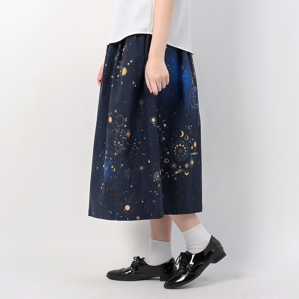 星空を眺めに 銀河の彼方まで広がる、天体総柄（ゴールド） ギャザースカート 8枚目の画像