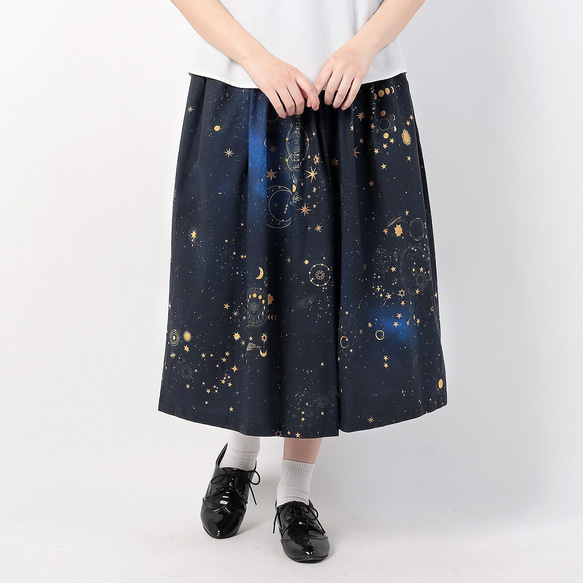 星空を眺めに 銀河の彼方まで広がる、天体総柄（ゴールド） ギャザースカート 7枚目の画像