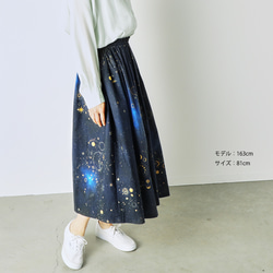 星空を眺めに 銀河の彼方まで広がる、天体総柄（ゴールド） ギャザースカート 3枚目の画像
