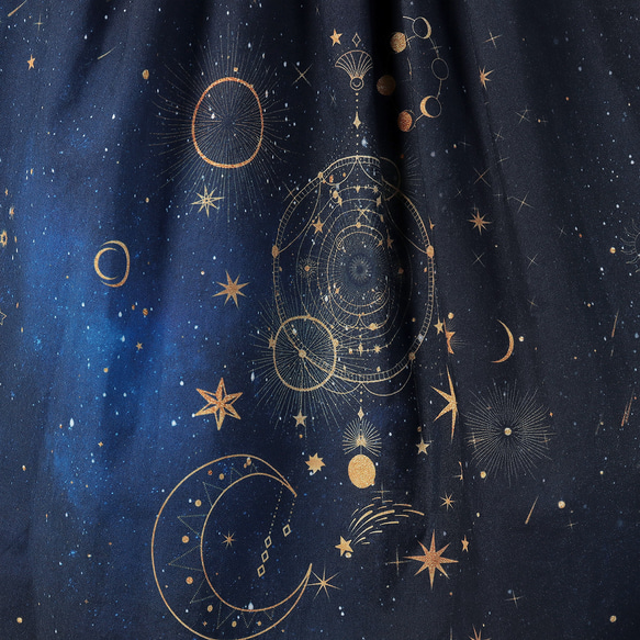 星空を眺めに 銀河の彼方まで広がる、天体総柄（ゴールド） ギャザースカート 5枚目の画像
