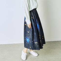 星空を眺めに 銀河の彼方まで広がる、天体総柄（ゴールド） ギャザースカート 1枚目の画像