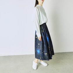 星空を眺めに 銀河の彼方まで広がる、天体総柄（ゴールド） ギャザースカート 2枚目の画像