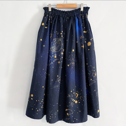 星空を眺めに 銀河の彼方まで広がる、天体総柄（ゴールド） ギャザースカート 6枚目の画像
