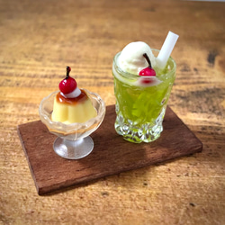 昭和の喫茶店♪クリームソーダとプリンのミニチュア 1枚目の画像