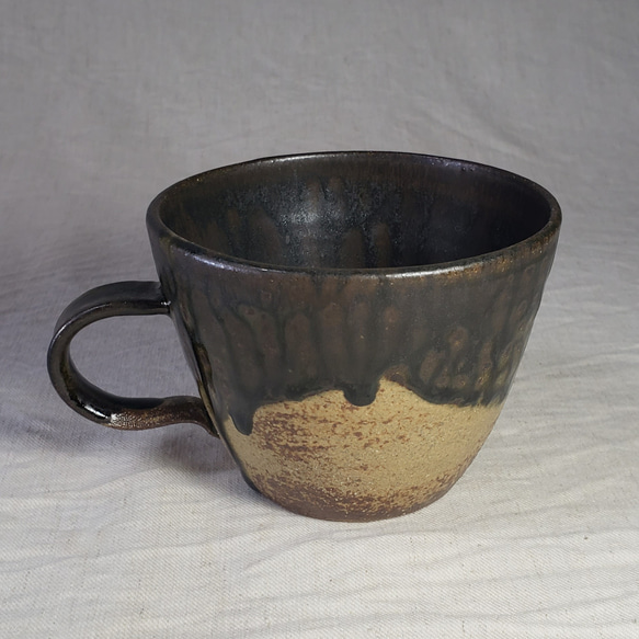 43/100　黒茶・灰釉マグカップ(赤土) 2枚目の画像