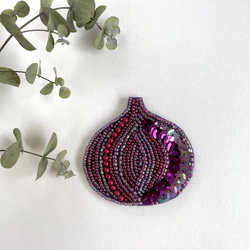 紫玉ねぎのビーズ刺繍ブローチ 3枚目の画像