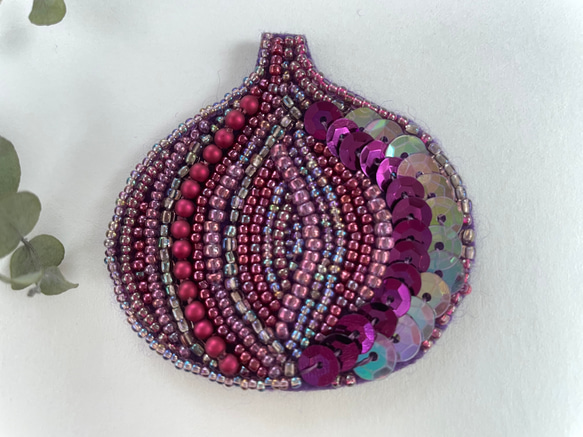 紫玉ねぎのビーズ刺繍ブローチ 4枚目の画像