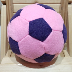 フェルトのボール　ピンク×紫(鈴無し) 1枚目の画像