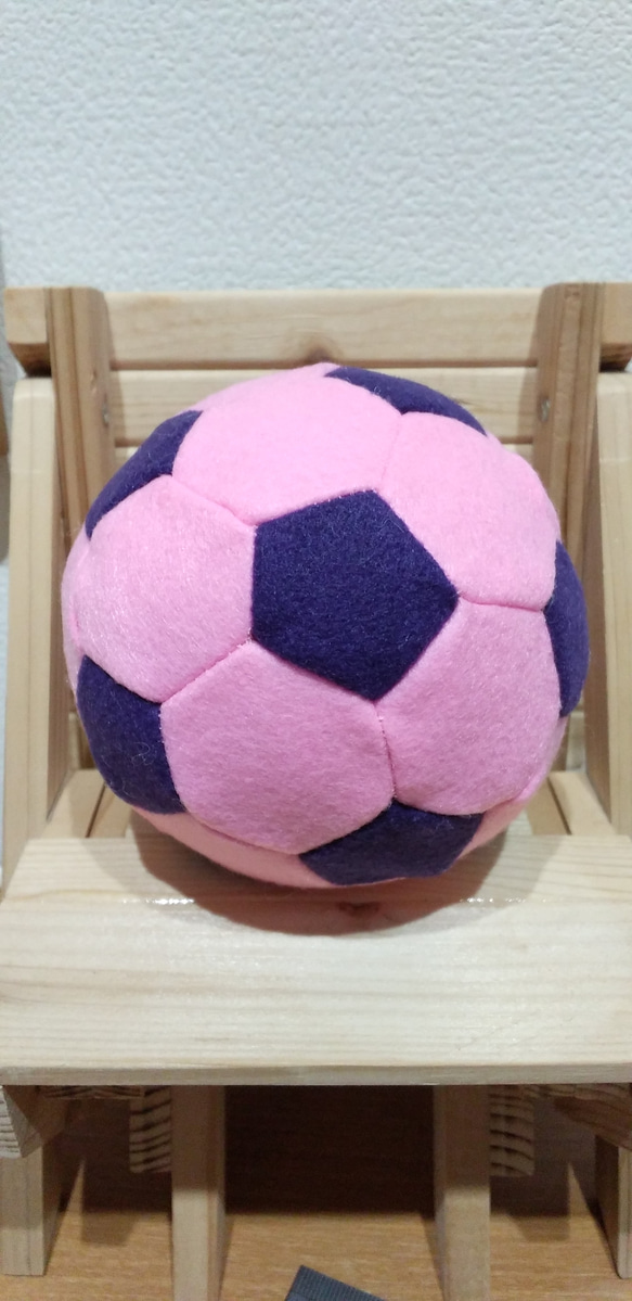 フェルトのボール　ピンク×紫(鈴無し) 1枚目の画像