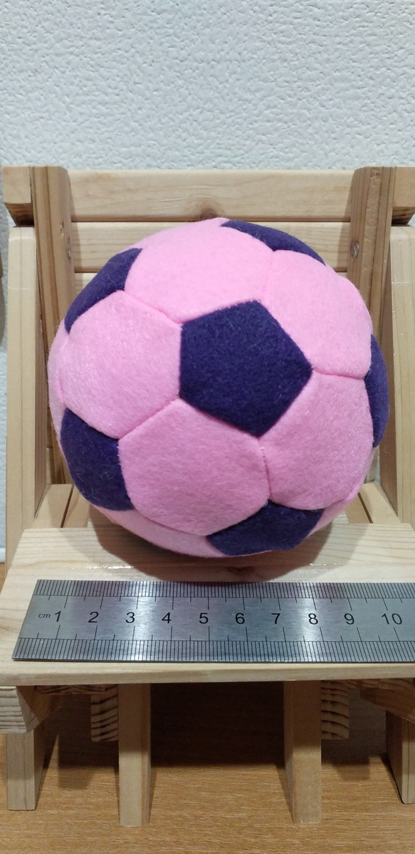 フェルトのボール　ピンク×紫(鈴無し) 2枚目の画像