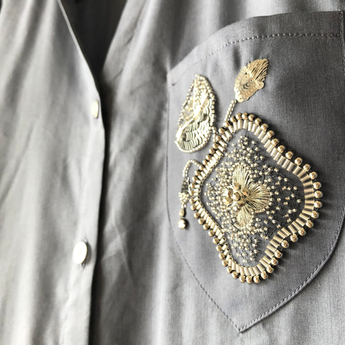 銀の刺繍のシャツワンピース 【スタンドカラー/Vネック/ブルーグレー