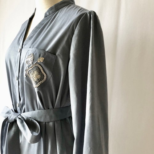 銀の刺繍のシャツワンピース 【スタンドカラー/Vネック/ブルーグレー