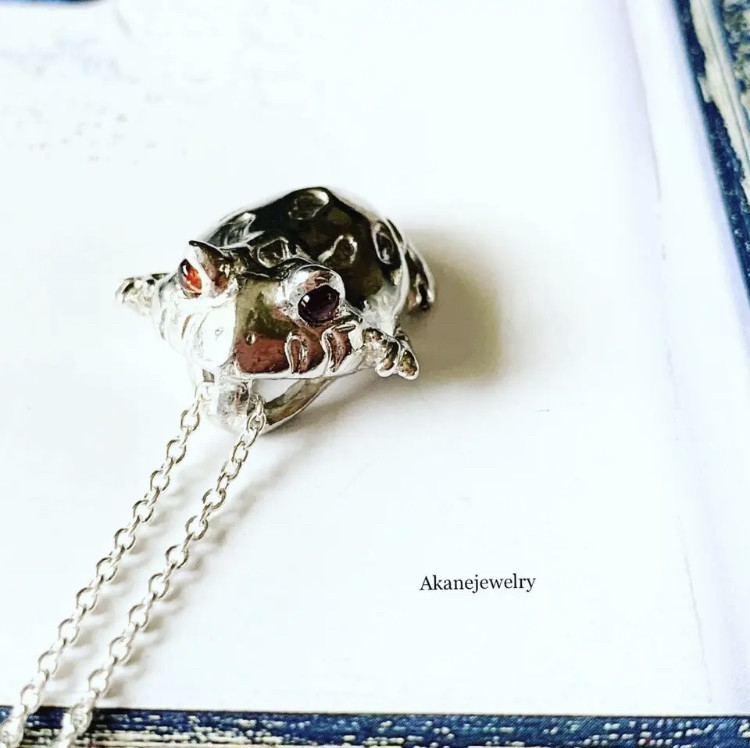 ベルツノガエル　ガーネットeyeネックレス