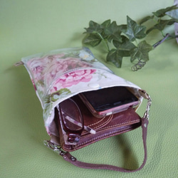 2wayスマホポシェット/PVC透明ポケット　チェーン＆持ち手付き　華やかな薔薇柄　スマホショルダー　サコッシュ 7枚目の画像