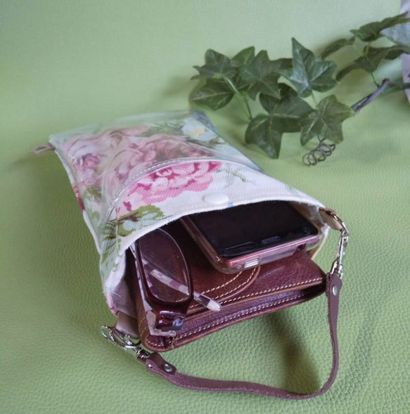 2wayスマホポシェット/PVC透明ポケット　チェーン＆持ち手付き　華やかな薔薇柄　スマホショルダー　サコッシュ 7枚目の画像