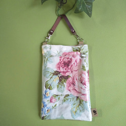 2wayスマホポシェット/PVC透明ポケット　チェーン＆持ち手付き　華やかな薔薇柄　スマホショルダー　サコッシュ 6枚目の画像