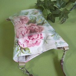 2wayスマホポシェット/PVC透明ポケット　チェーン＆持ち手付き　華やかな薔薇柄　スマホショルダー　サコッシュ 2枚目の画像