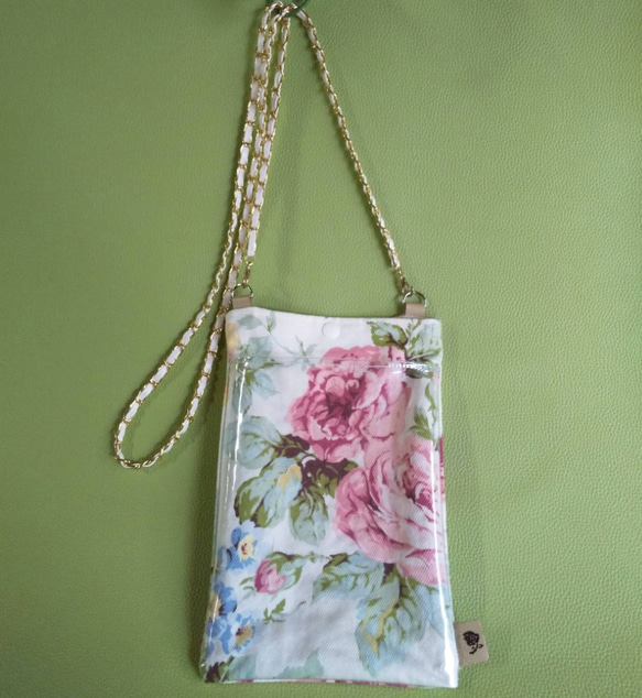 2wayスマホポシェット/PVC透明ポケット　チェーン＆持ち手付き　華やかな薔薇柄　スマホショルダー　サコッシュ 9枚目の画像