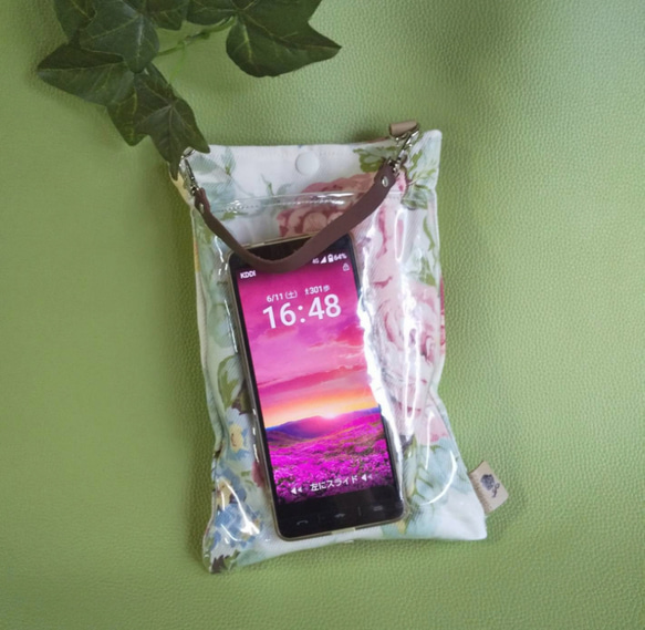 2wayスマホポシェット/PVC透明ポケット　チェーン＆持ち手付き　華やかな薔薇柄　スマホショルダー　サコッシュ 3枚目の画像