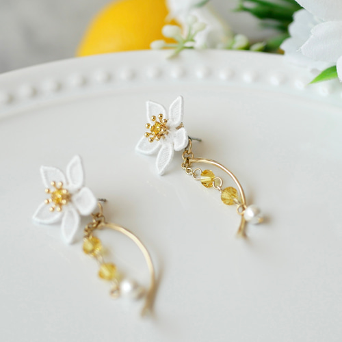レモンの花ピアス/イヤリング (受注生産/オーガンジー刺繍/檸檬