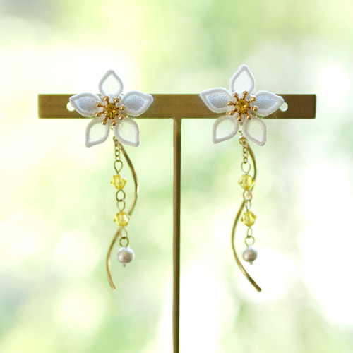 レモンの花ピアス/イヤリング (受注生産/オーガンジー刺繍/檸檬