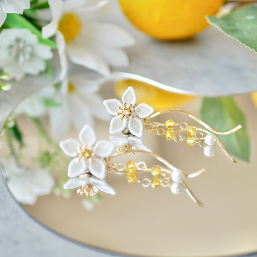 レモンの花ピアス/イヤリング (受注生産/オーガンジー刺繍/檸檬